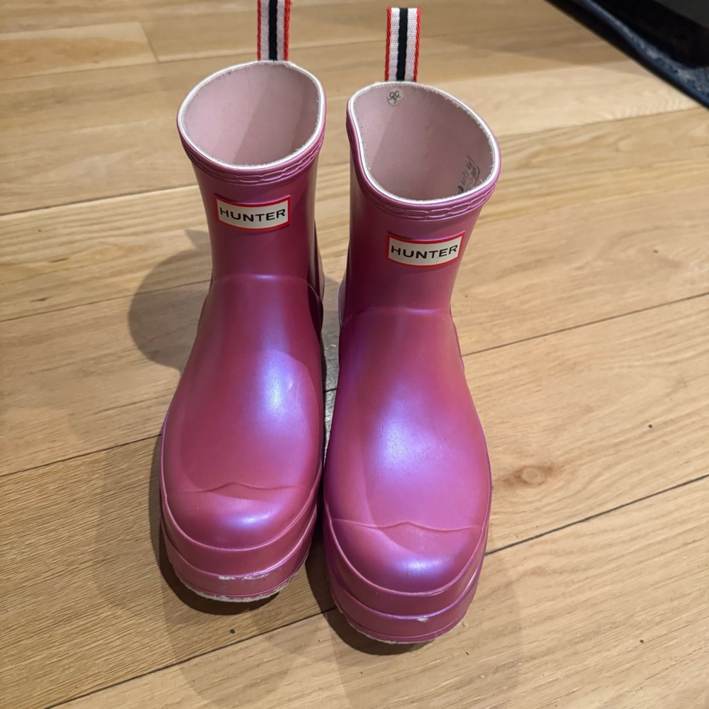 Hunter play short rain boot in Pink metallic women’s 9